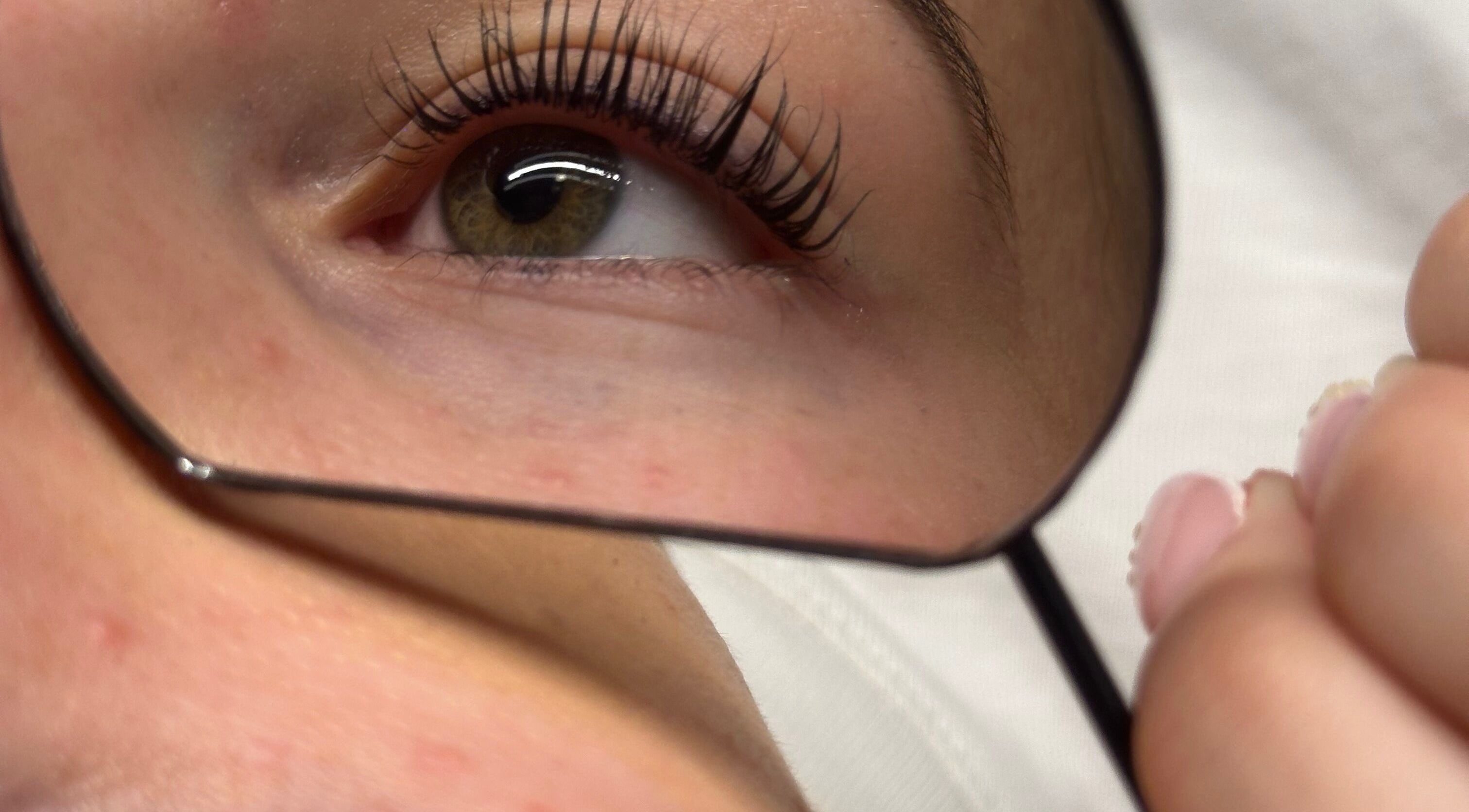 Gedetailleerde close-up van een oog tijdens behandeling bij Studio GlowbyZo in Roosendaal, Noord-brabant, NL.