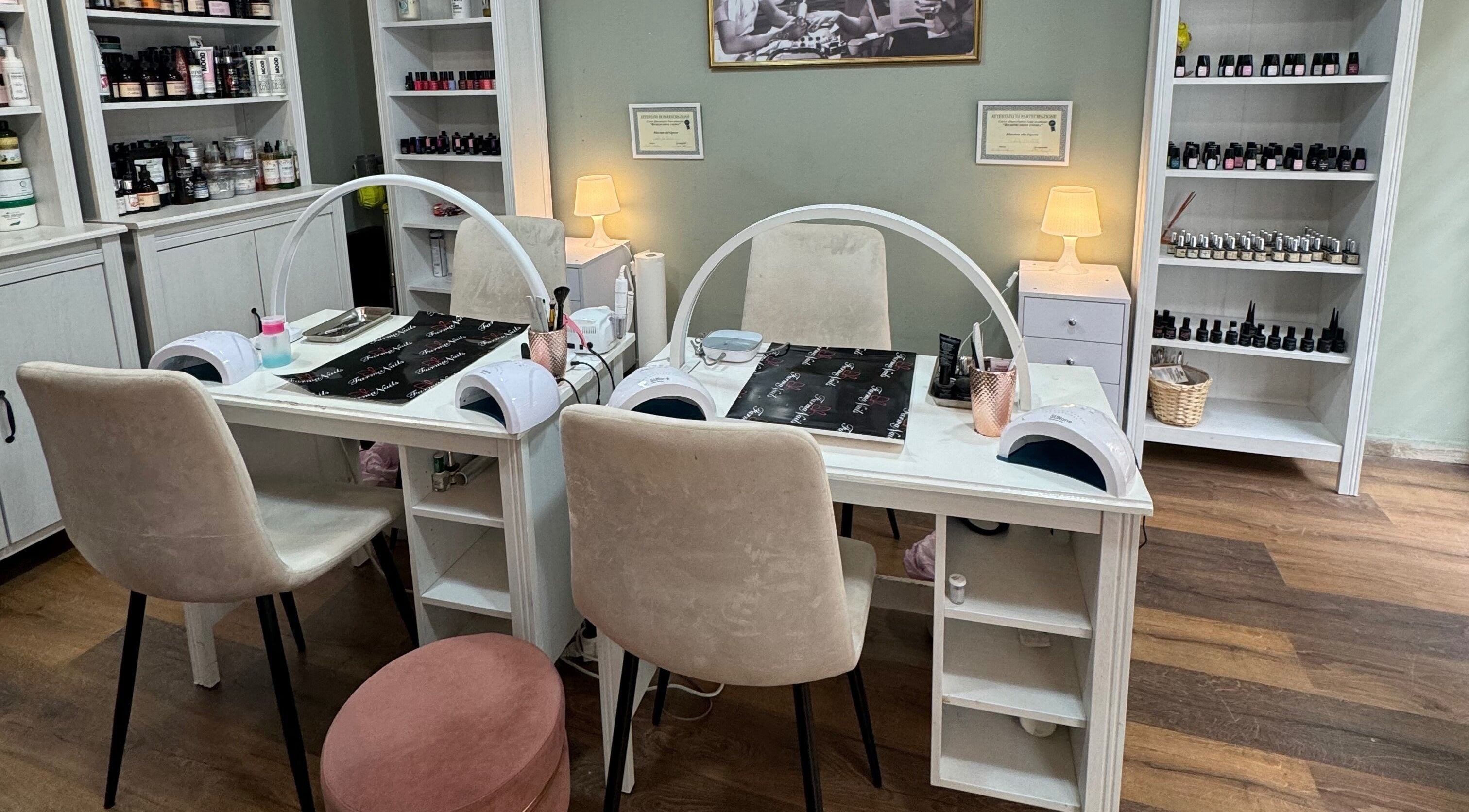 Interno di Tricofarma a Palermo, Sicilia, IT, con stazioni manicure eleganti.