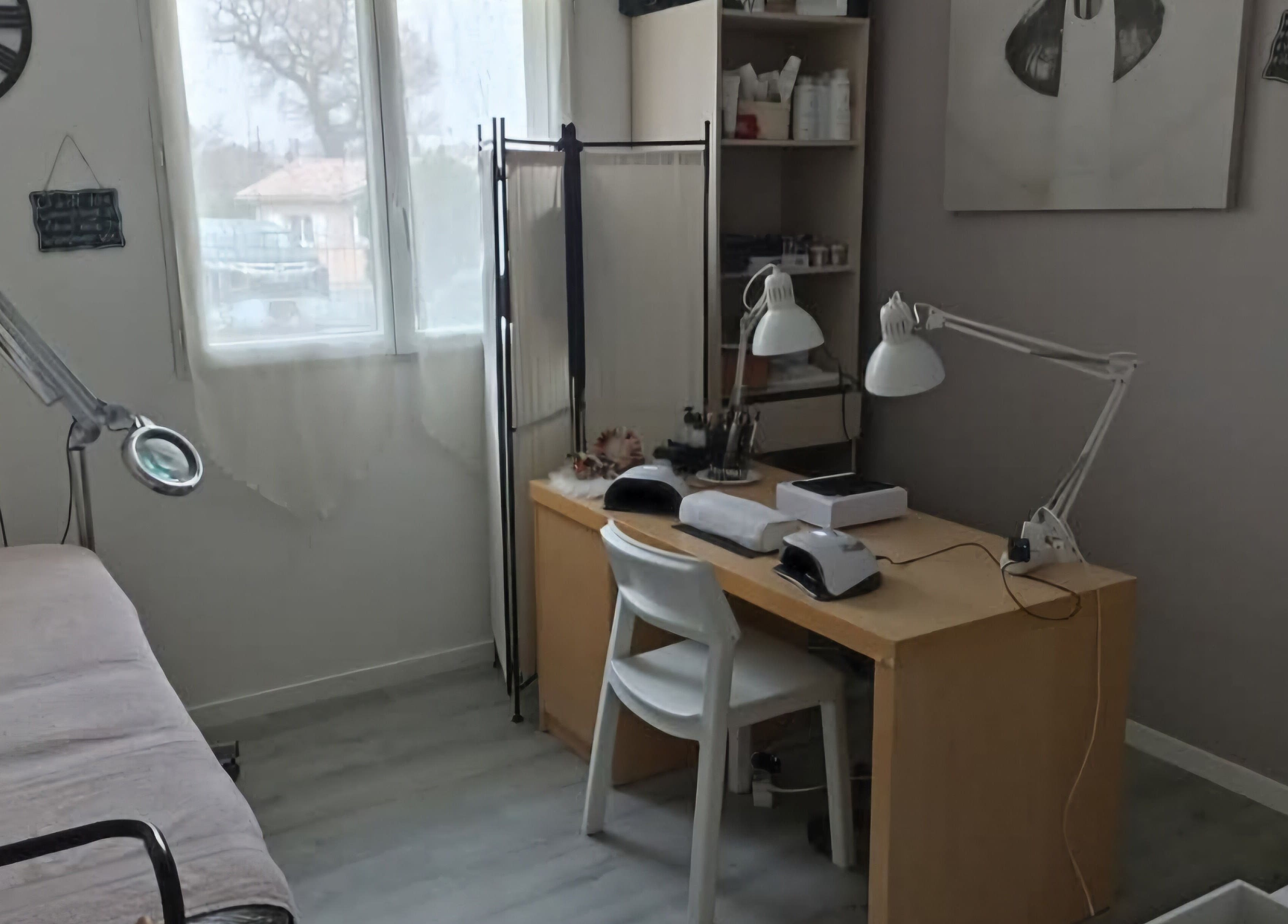 Salon de K' Nails à Saint-mariens, Nouvelle-aquitaine, FR : bureau de soins moderne avec équipement manucure.