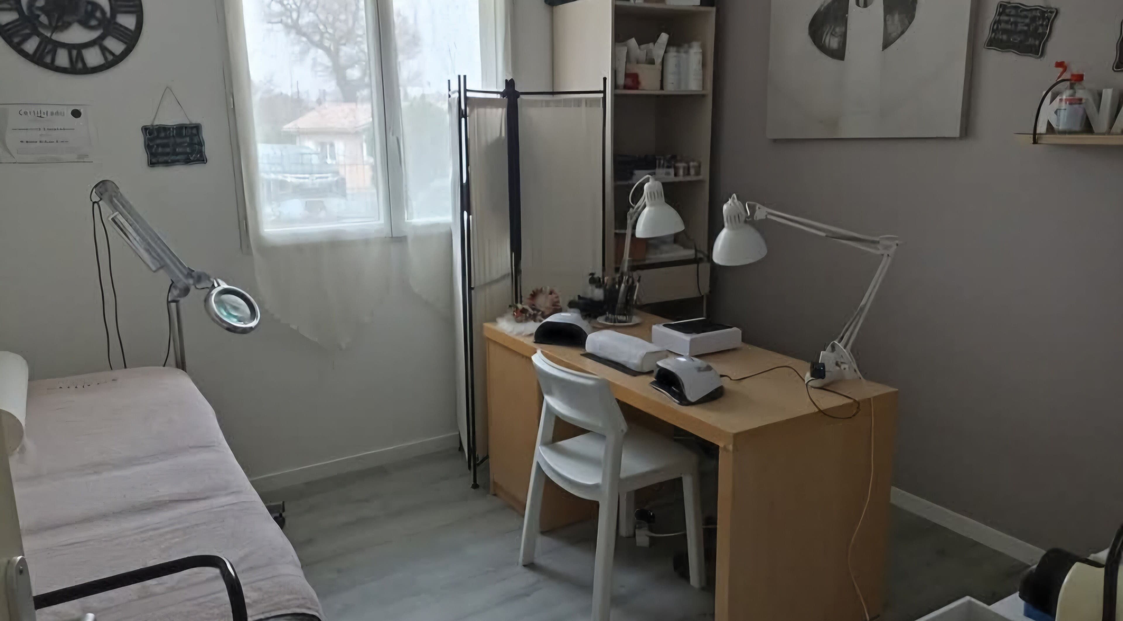 Salon de K' Nails à Saint-mariens, Nouvelle-aquitaine, FR : bureau de soins moderne avec équipement manucure.