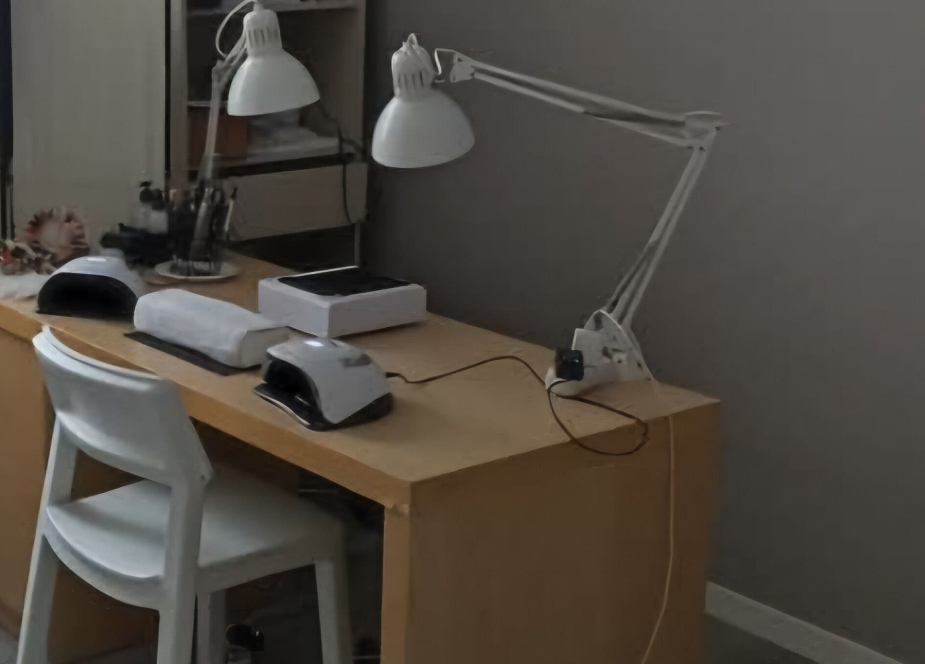 Espace manucure chez K' Nails à Saint-Mariens, Nouvelle-Aquitaine, FR avec lampe et équipements modernes.