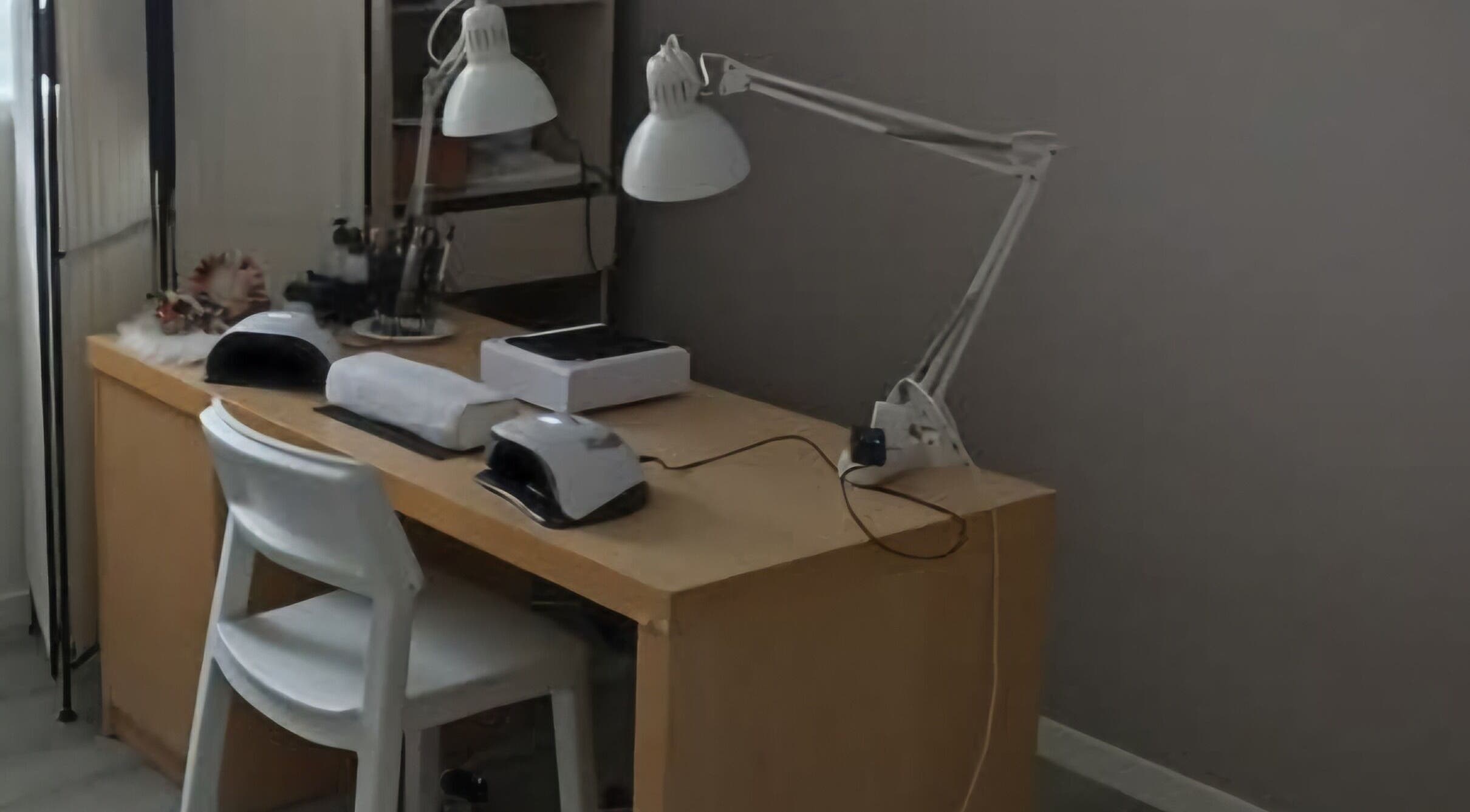 Espace manucure chez K' Nails à Saint-Mariens, Nouvelle-Aquitaine, FR avec lampe et équipements modernes.