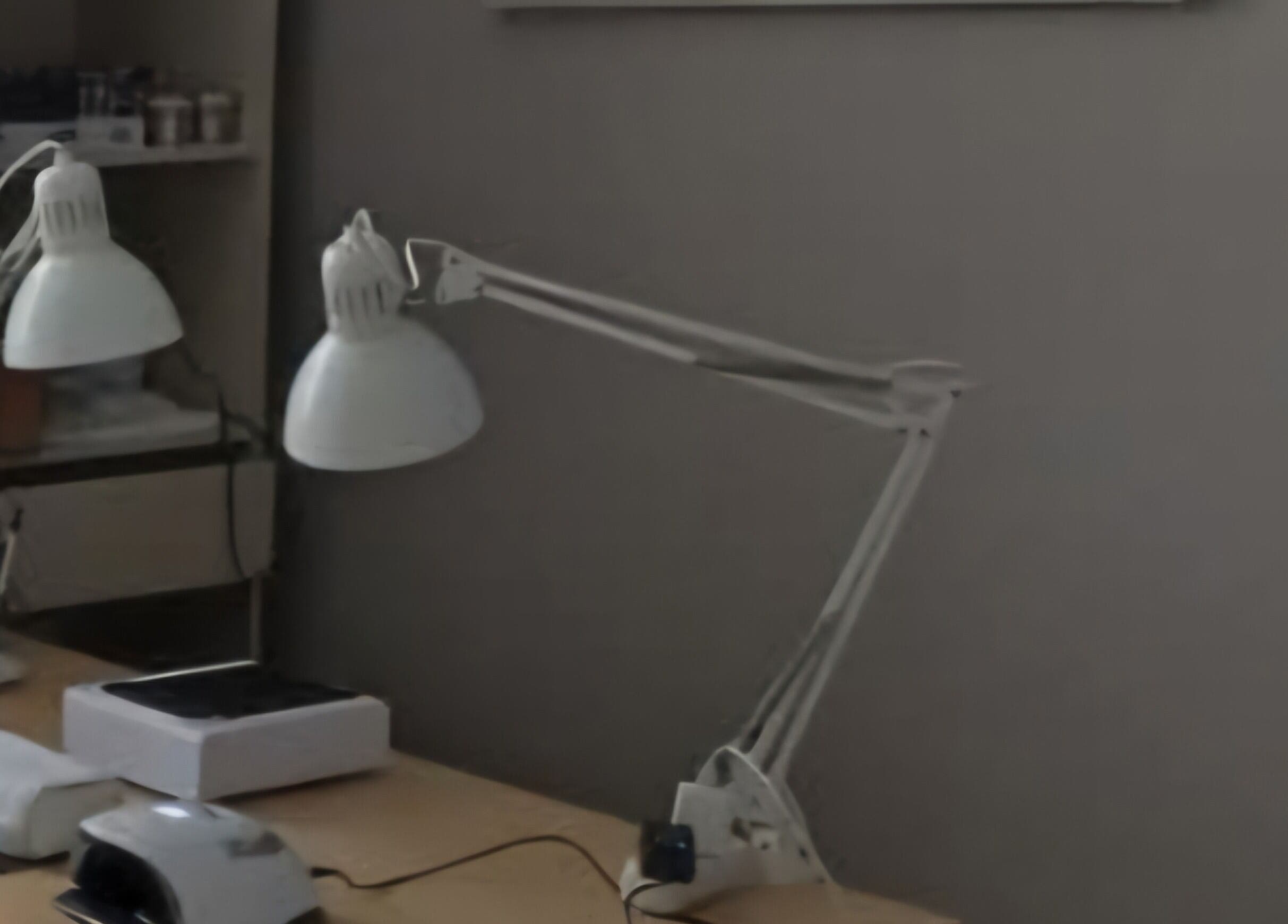 Table de manucure moderne chez K' Nails à Saint-mariens, Nouvelle-aquitaine, FR avec lampe et outils.