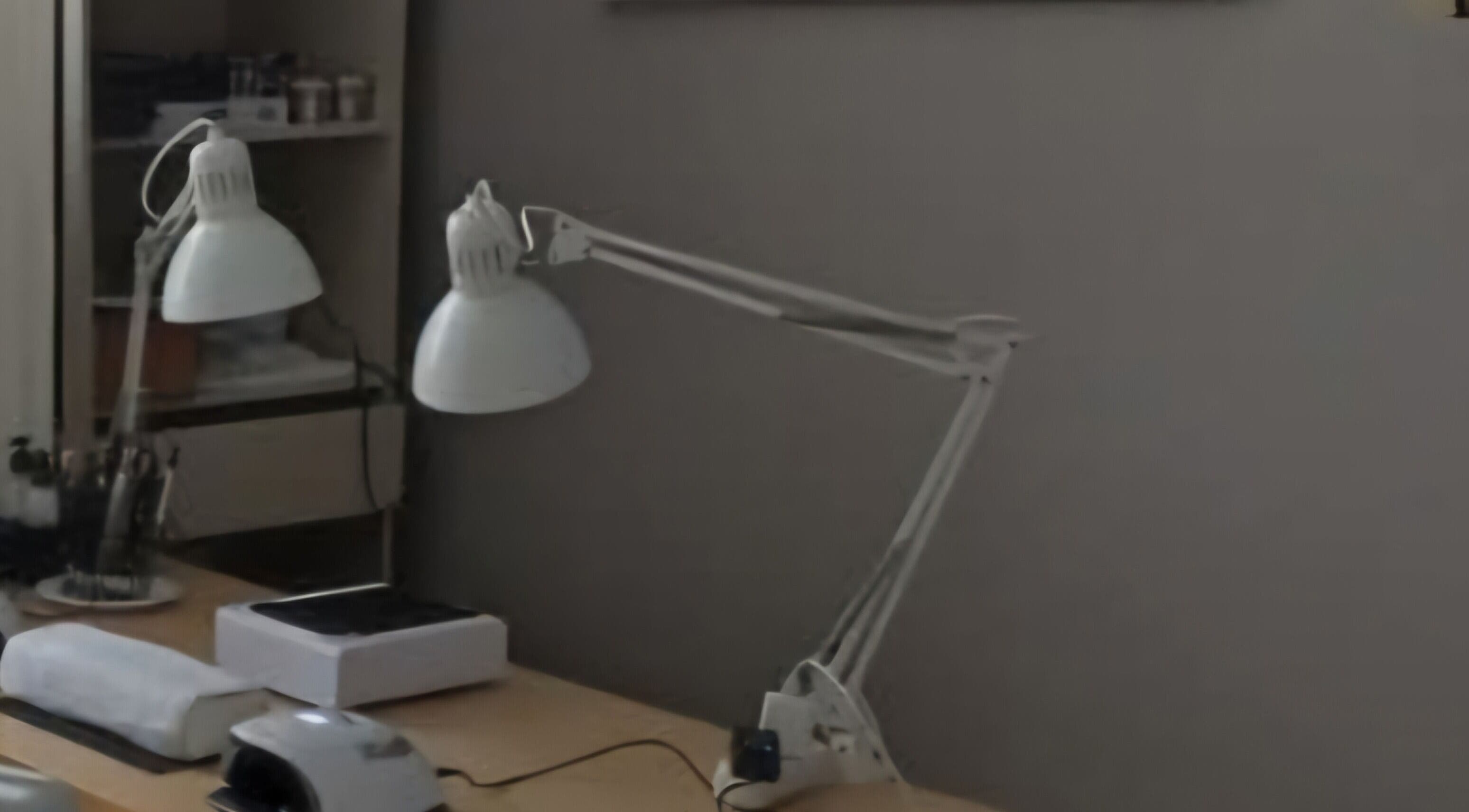 Table de manucure moderne chez K' Nails à Saint-mariens, Nouvelle-aquitaine, FR avec lampe et outils.