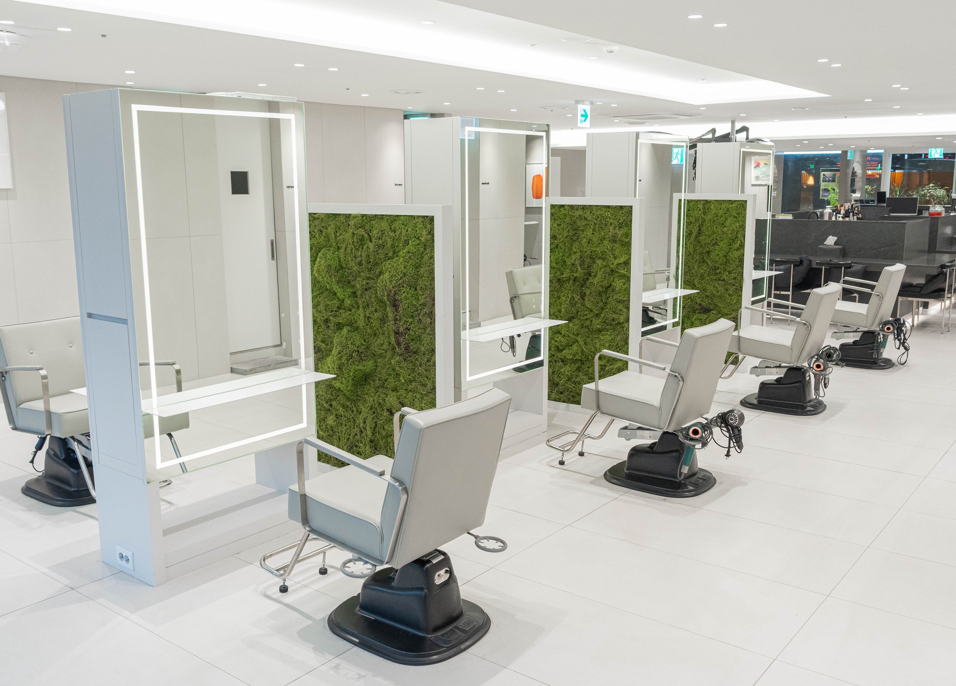 Modern salon interior at 준오헤어 가든서울역점, 서울특별시, 서울특별시, KR with chic styling stations.