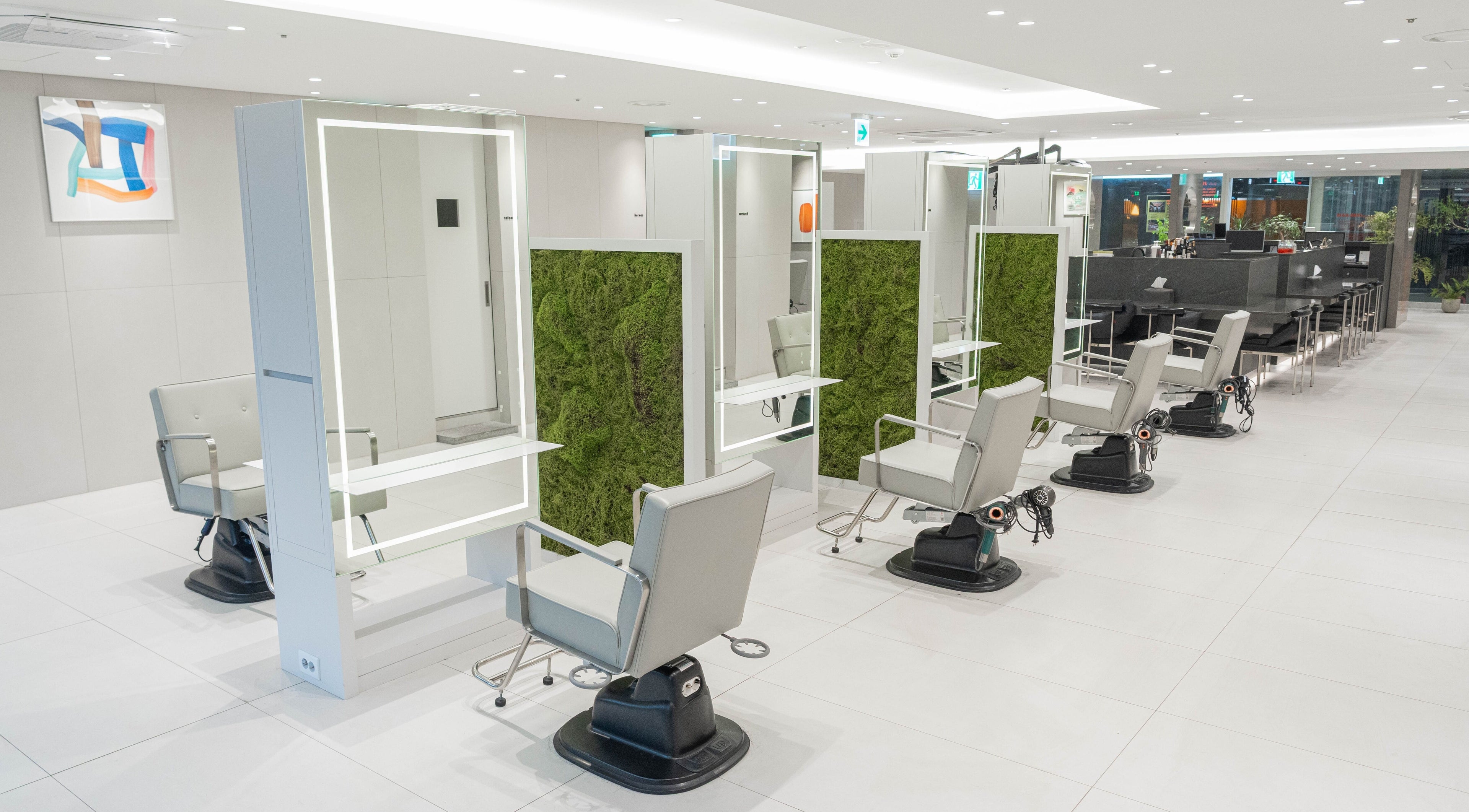 Modern salon interior at 준오헤어 가든서울역점, 서울특별시, 서울특별시, KR with chic styling stations.