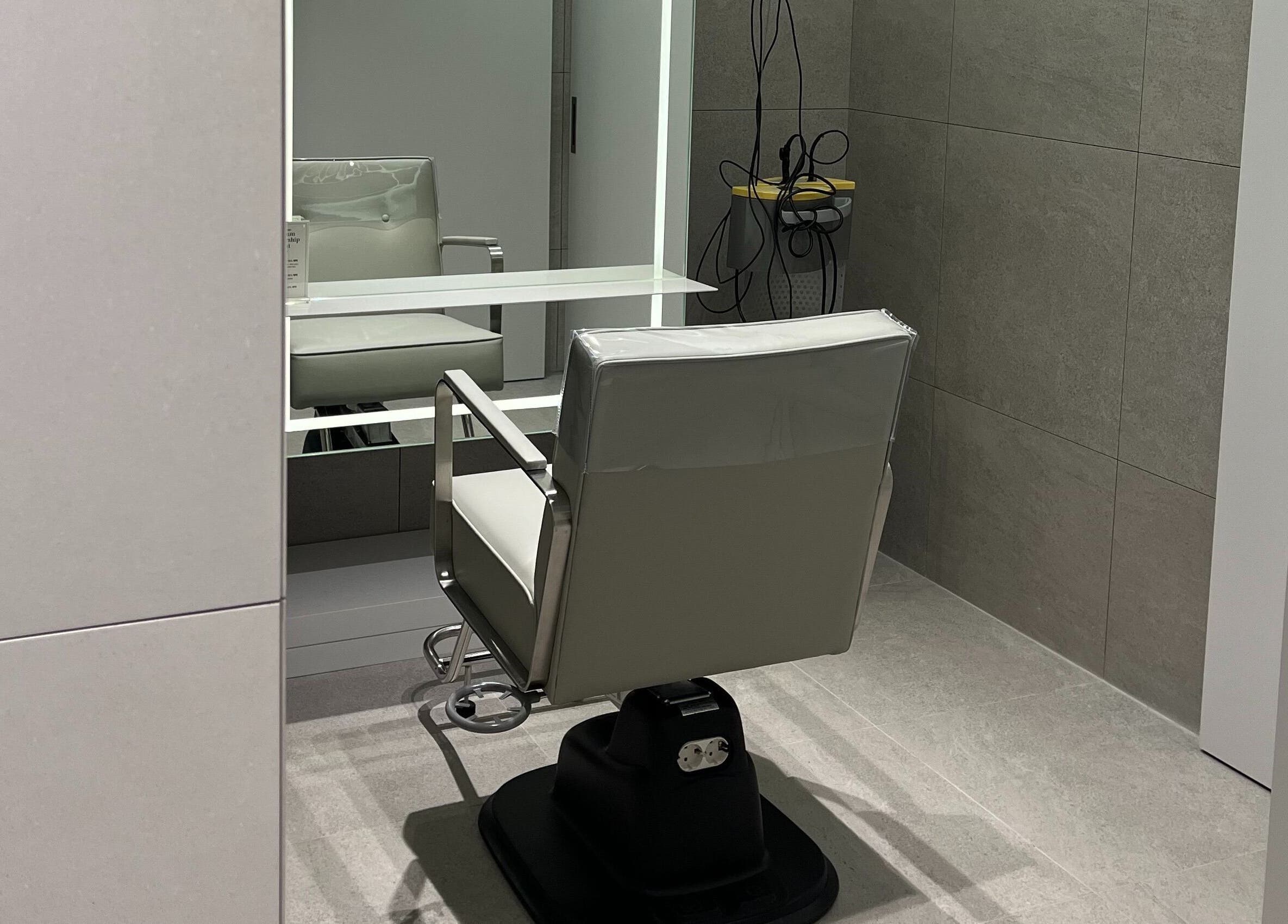 Modern salon chair at 준오헤어 가든서울역점 in 서울특별시, 서울특별시, KR offering sleek styling stations.