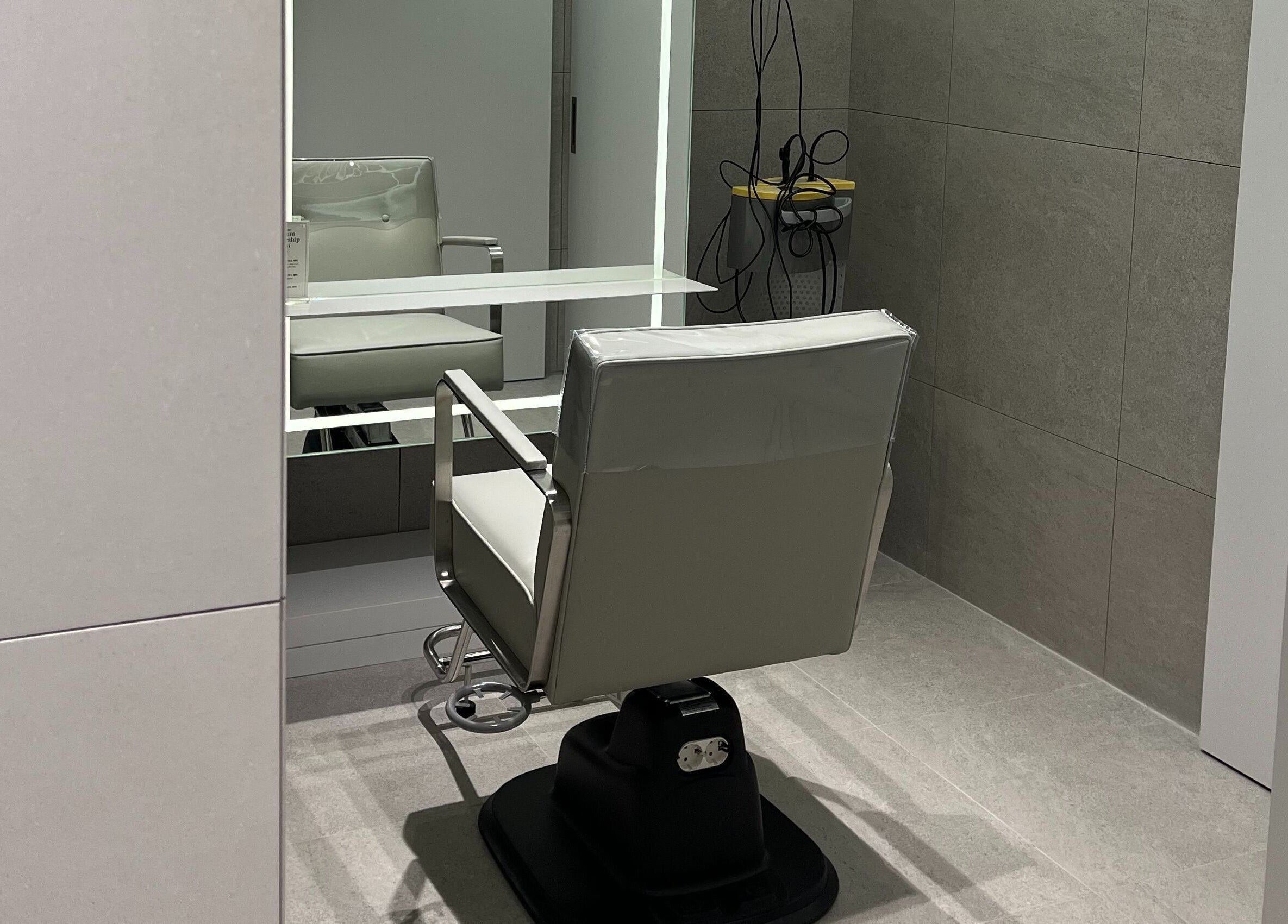 Modern salon chair at 준오헤어 가든서울역점 in 서울특별시, 서울특별시, KR offering sleek styling stations.