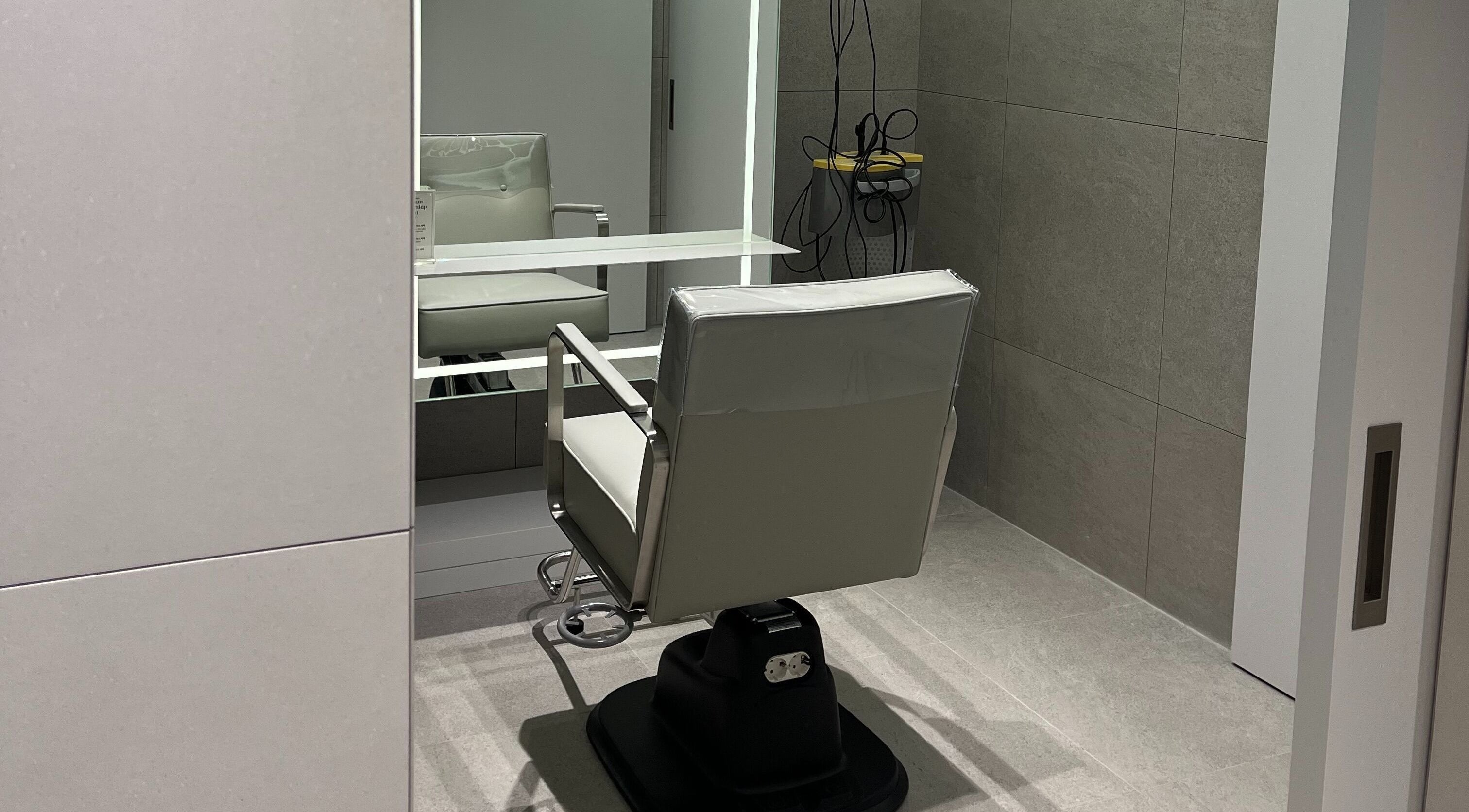 Modern salon chair at 준오헤어 가든서울역점 in 서울특별시, 서울특별시, KR offering sleek styling stations.