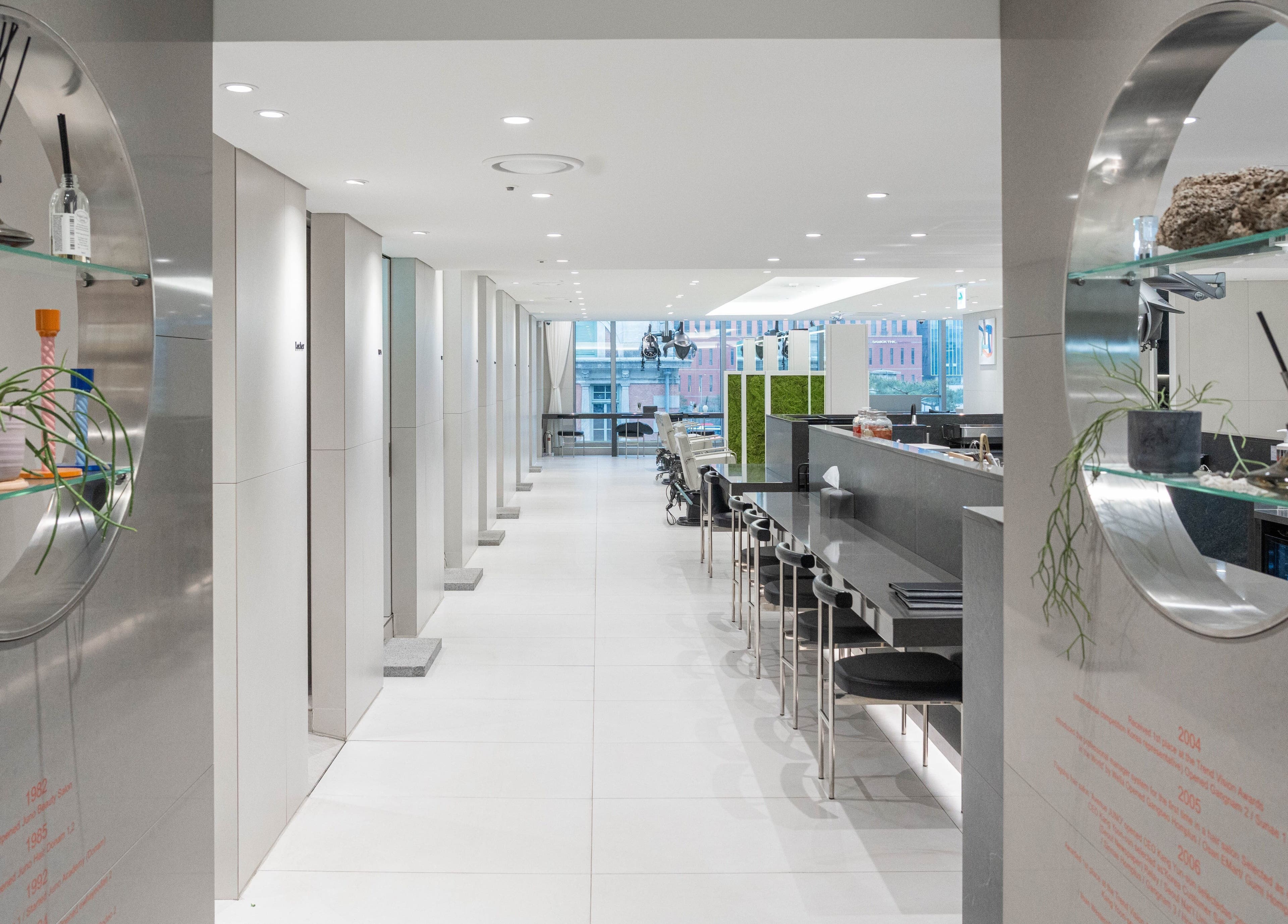 Interior of 준오헤어 가든서울역점 in 서울특별시, a sleek and modern salon space.