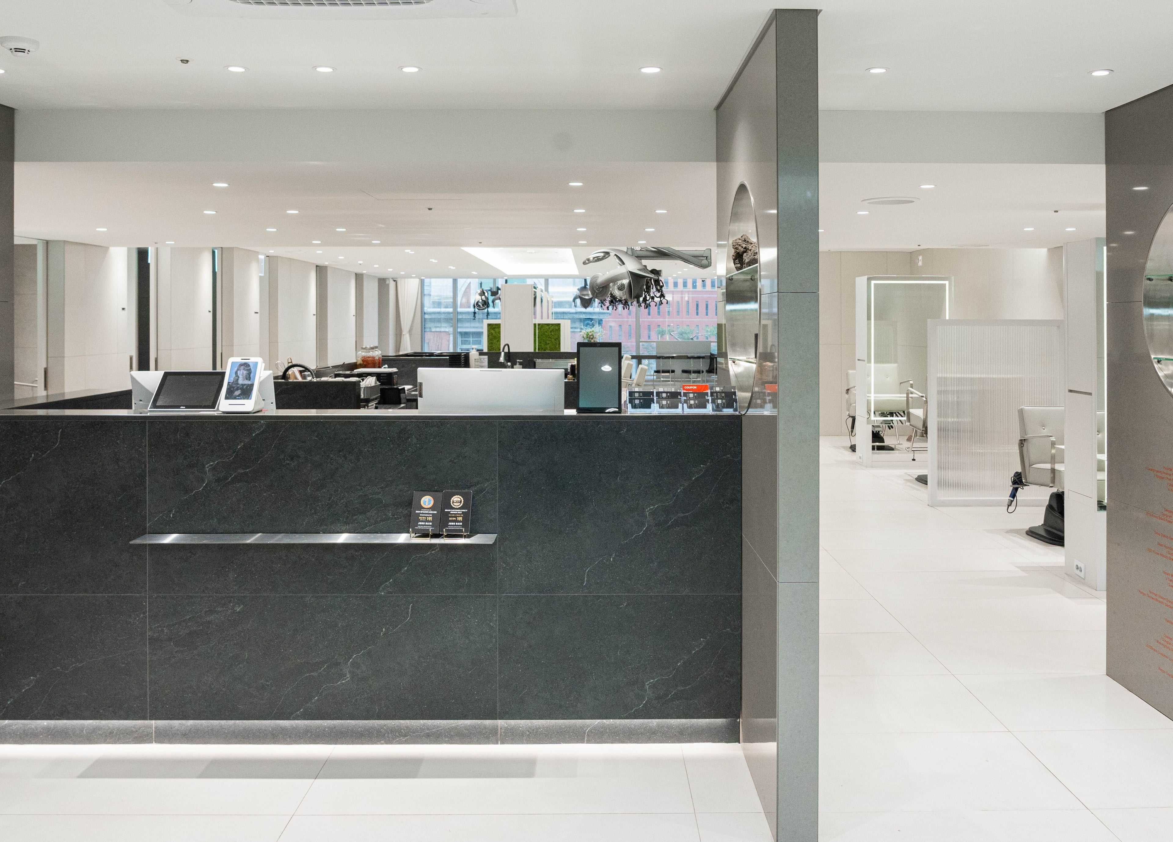 Modern reception area at 준오헤어 가든서울역점, Seoul Special City, KR.