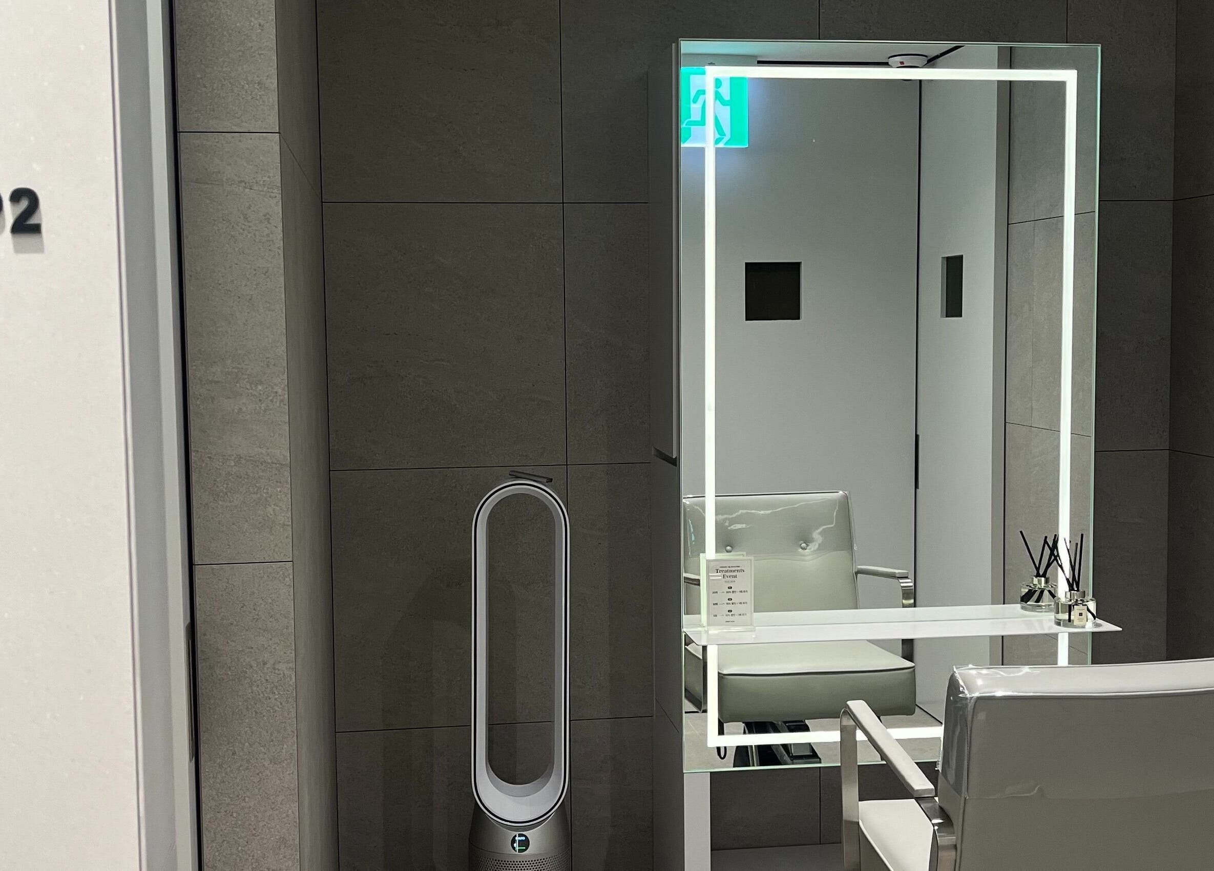 VIP salon suite at 준오헤어 가든서울역점, 서울특별시, 서울특별시, KR with modern decor and stylish chair.