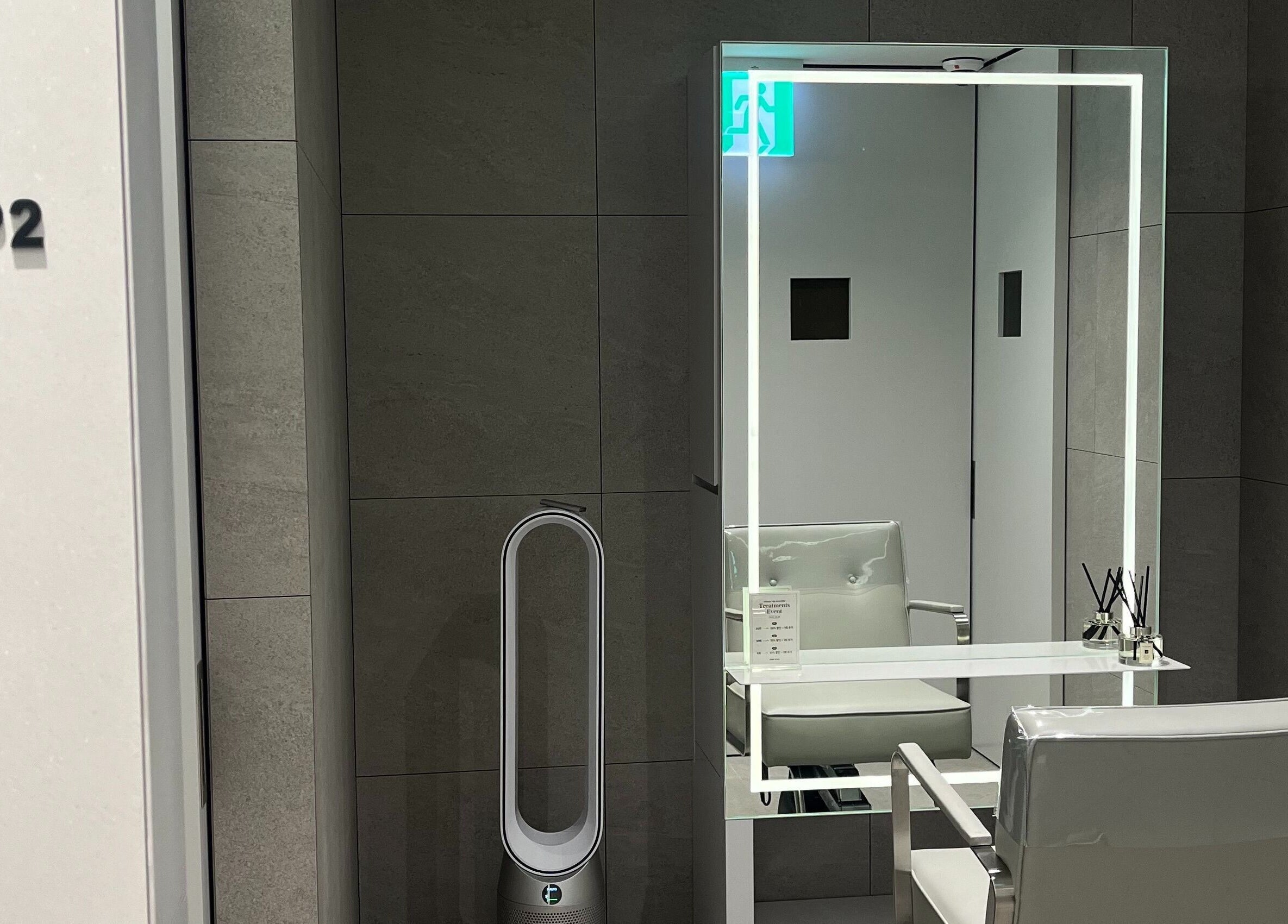 VIP salon suite at 준오헤어 가든서울역점, 서울특별시, 서울특별시, KR with modern decor and stylish chair.