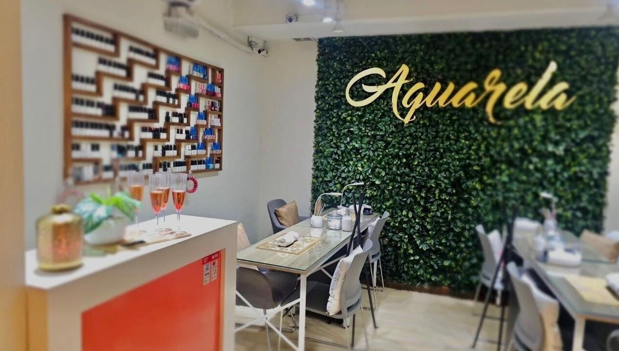 Interior acogedor de Aquarela by Luminara con pared verde en Ciudad de Guatemala, Guatemala, GT.