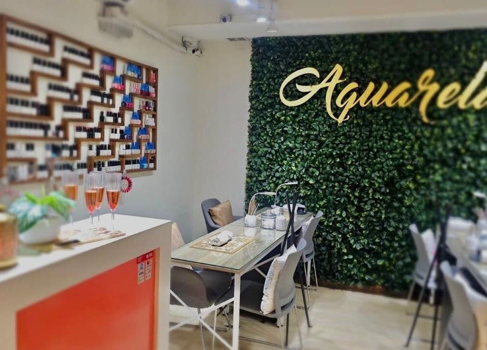 Interior acogedor de Aquarela by Luminara con pared verde en Ciudad de Guatemala, Guatemala, GT.