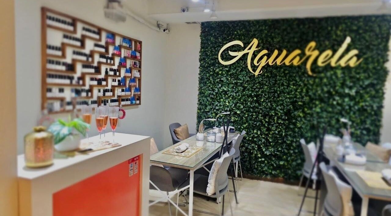 Interior acogedor de Aquarela by Luminara con pared verde en Ciudad de Guatemala, Guatemala, GT.