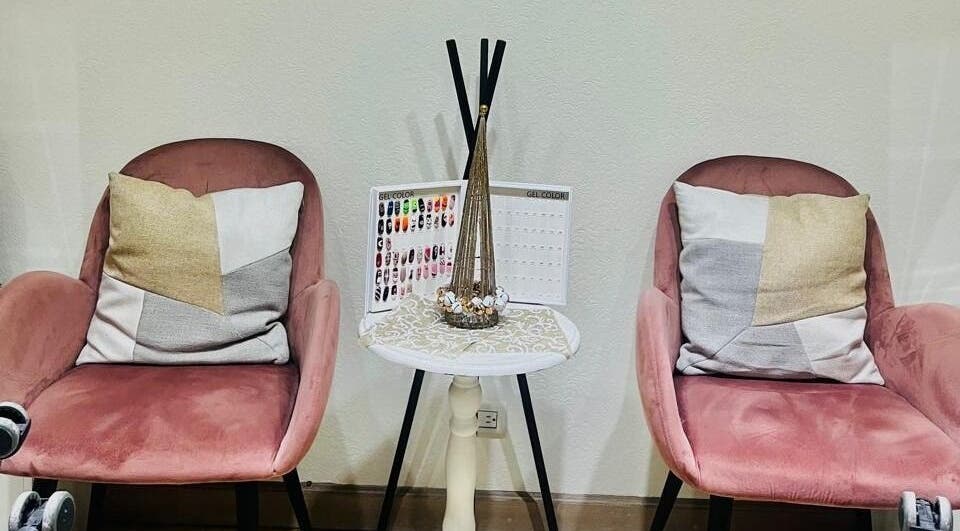 Sillas rosas y mesa con decoraciones en Aquarela by Luminara, Ciudad De Guatemala, Guatemala, GT.