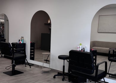 Moderní interiér salónu studio.bbx v Plzeňský Kraj, Plzeňský Kraj, CZ s křesly a zrcadly.