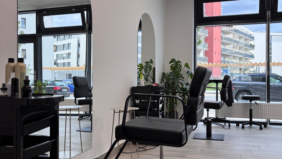 Stylový interiér studia.bbx, Plzeňský Kraj, Plzeňský Kraj, CZ s moderním zařízením a pohodlnými židlemi.