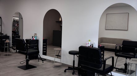 Modern interiér studio.bbx v Plzeňský Kraj s kadeřnickými křesly a zrcadly.