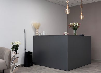 Stylová recepce ve studio.bbx v Plzeňský Kraj, CZ s moderním designem a květinovou výzdobou.