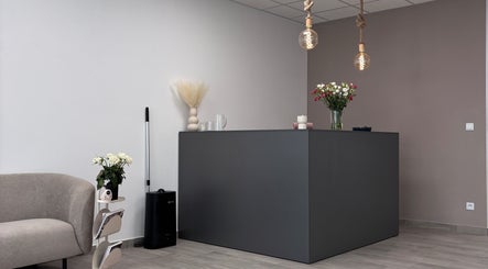Stylová recepce ve studio.bbx v Plzeňský Kraj, CZ s moderním designem a květinovou výzdobou.