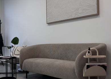 Stylový lounge prostor ve studio.bbx, Plzeňský Kraj, CZ s moderní pohovkou a dekorem na stěně.