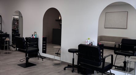 Moderní interiér Studio.bbx s křesly a zrcadly, Plzeňský Kraj, Plzeňský Kraj, CZ.