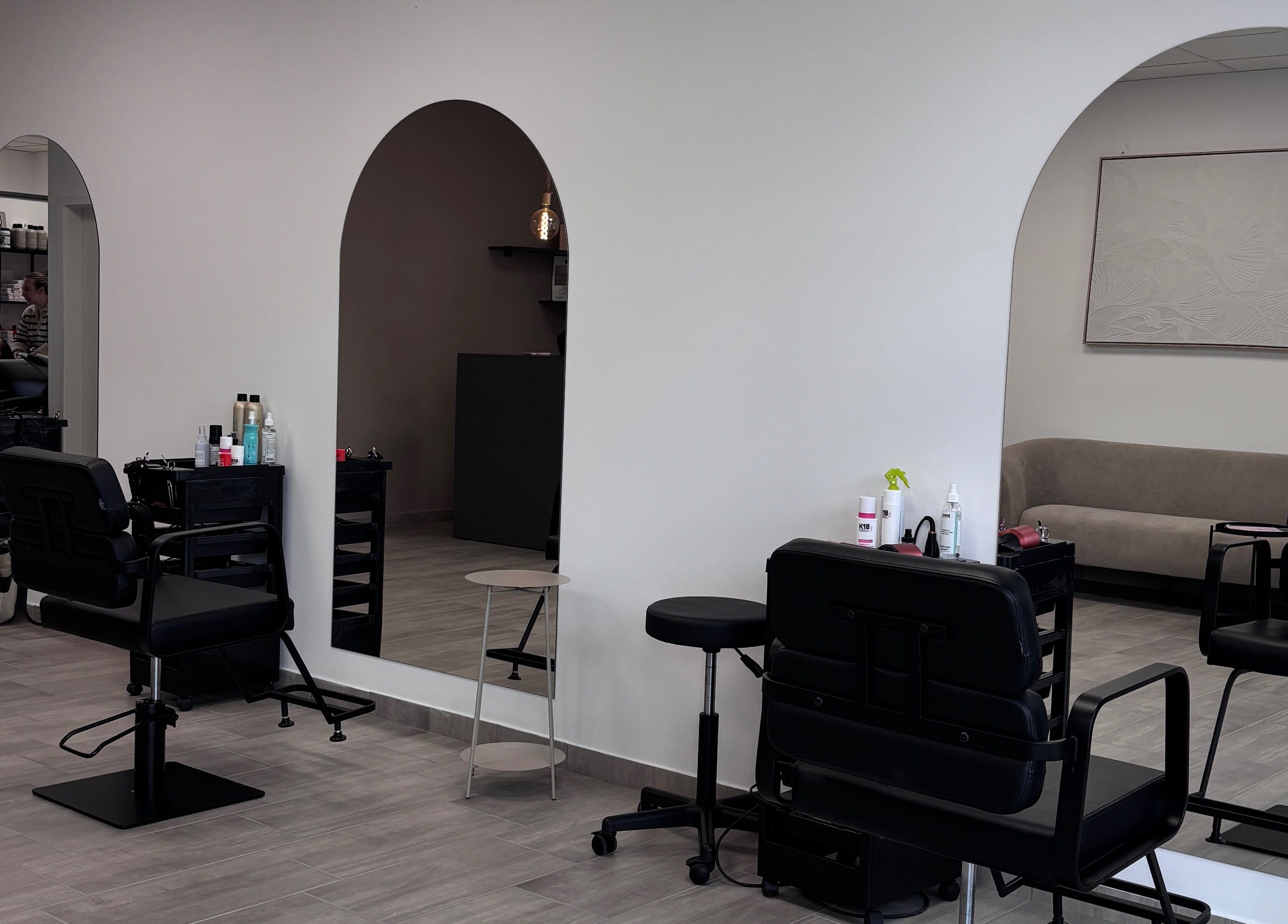 Interiér Studio.bbx v Plzeňský Kraj, CZ s moderními kadeřnickými křesly a zrcadly.