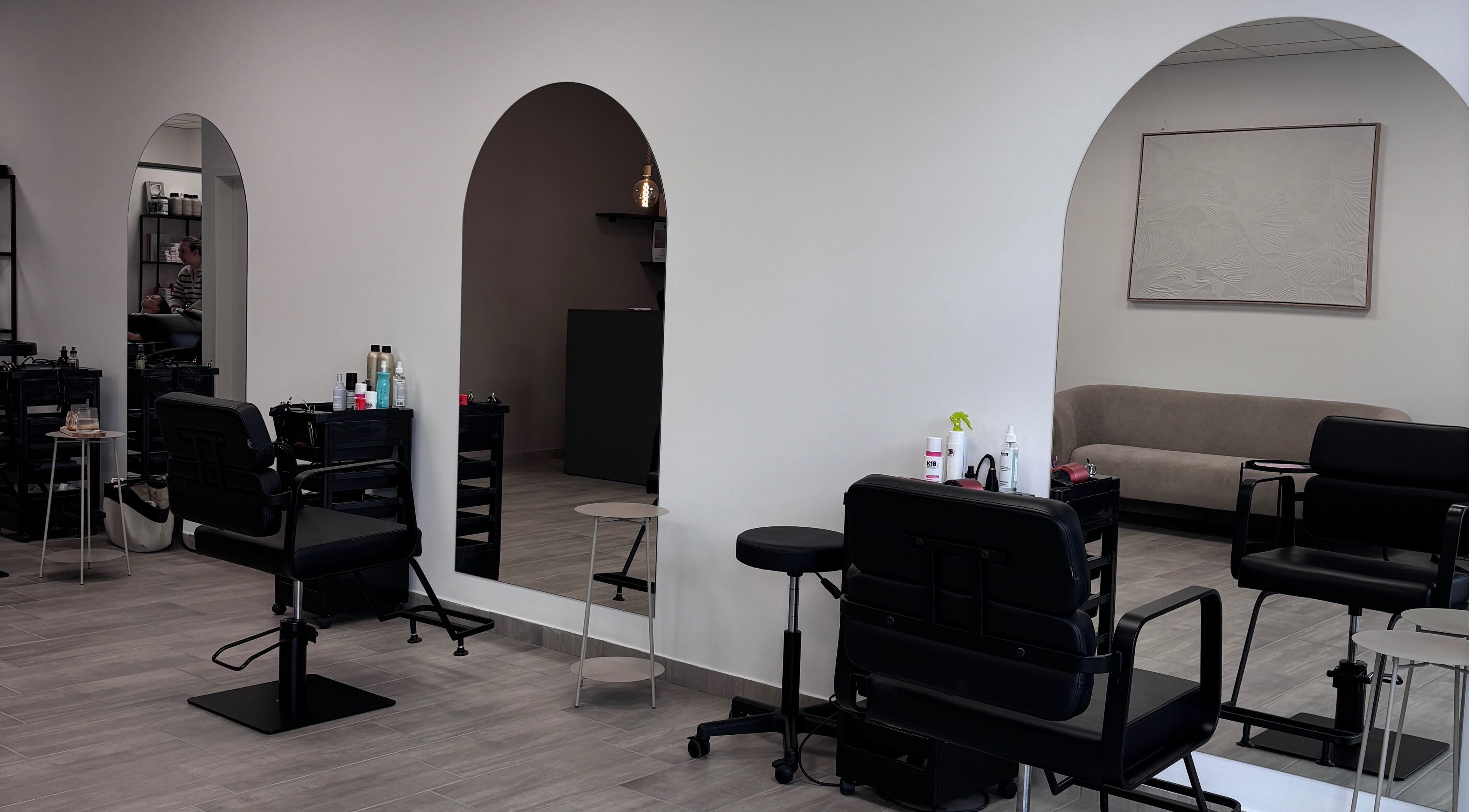 Interiér Studio.bbx v Plzeňský Kraj, CZ s moderními kadeřnickými křesly a zrcadly.