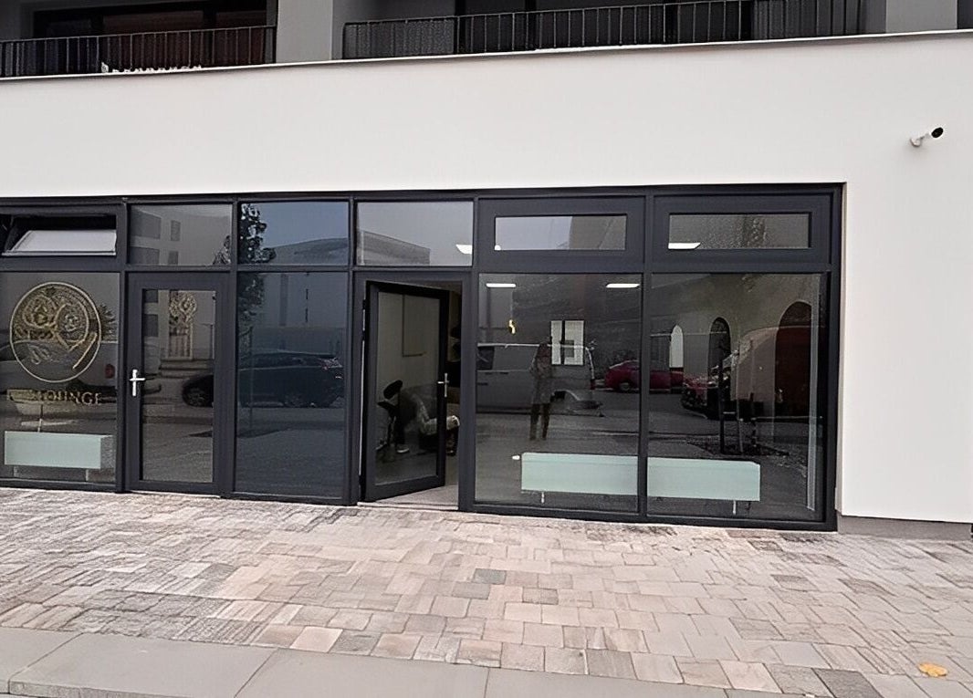 Vnější pohled na Studio.bbx v Plzeňský Kraj, CZ s moderními skleněnými dveřmi a výlohami.