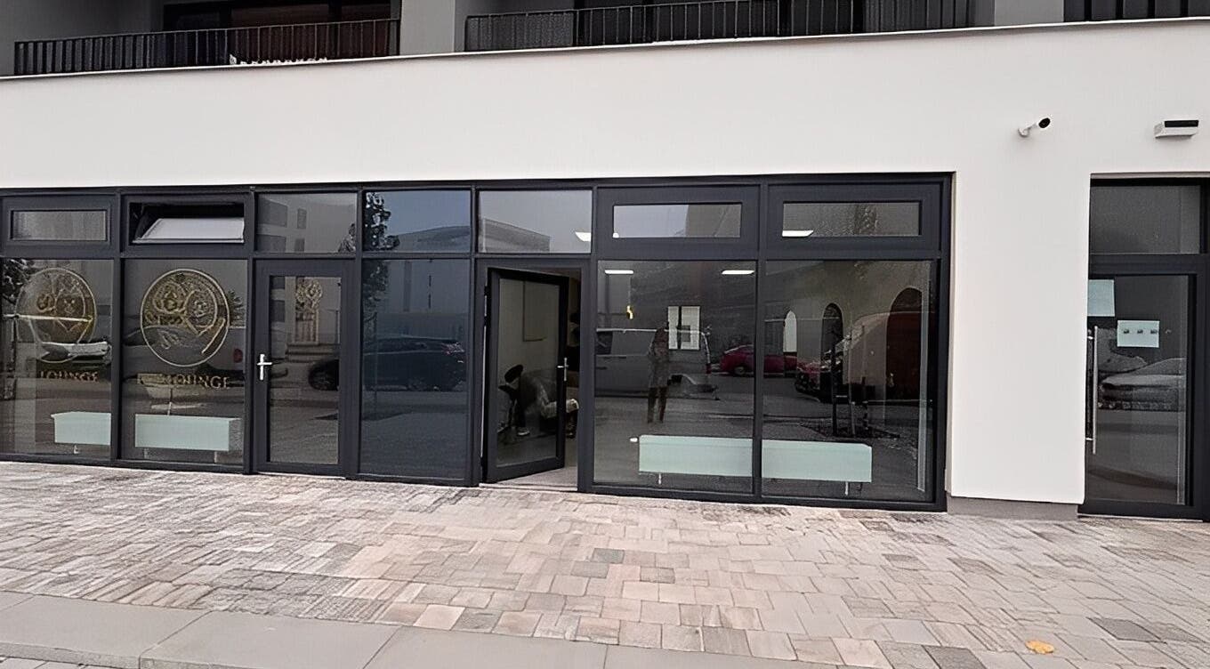 Vnější pohled na Studio.bbx v Plzeňský Kraj, CZ s moderními skleněnými dveřmi a výlohami.