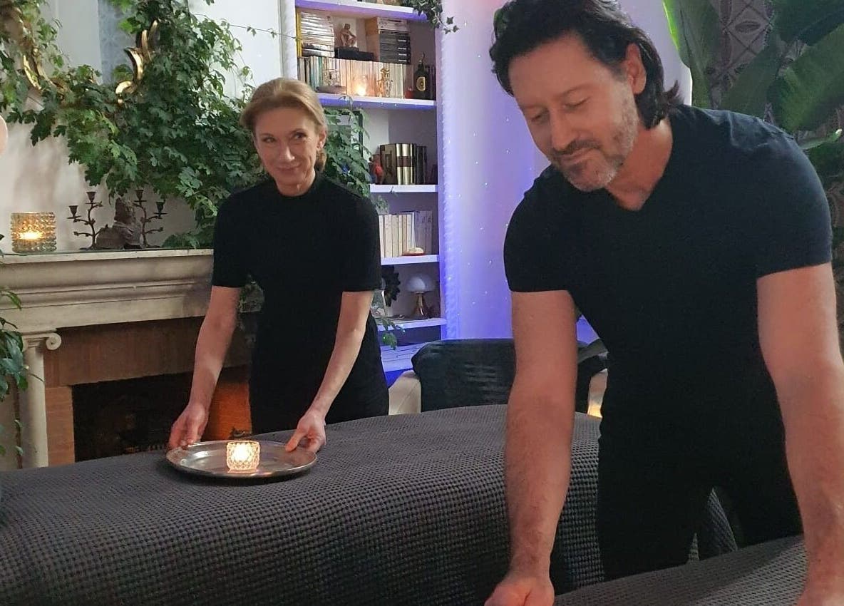 Thérapeutes préparant une salle de massage à L'Atelier du Bien-être par Olivier, Paris, Île-de-france, FR.