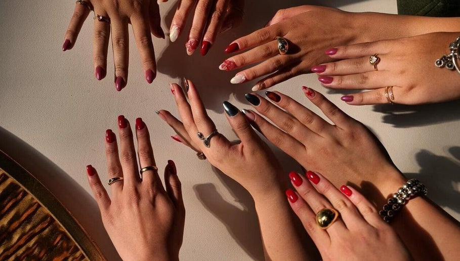 Diseños de uñas sofisticados en Cosbell nails, Cuenca, Azuay, EC. Diversidad en manicuras artísticas.