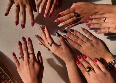 Diseños de uñas sofisticados en Cosbell nails, Cuenca, Azuay, EC. Diversidad en manicuras artísticas.