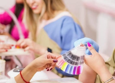 Paleta de colores de esmalte en Cosbell nails, Cuenca, Azuay, EC. Elegancia y estilo personalizado.