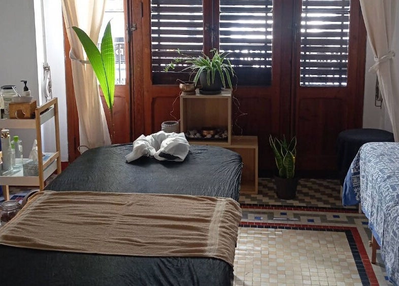 Sala de masaje en Quiara - Quiromasaje Y Thai Massage, València, Comunidad Valenciana, ES, con decoración relajante.