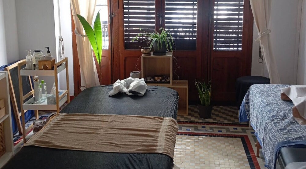 Sala de masaje en Quiara - Quiromasaje Y Thai Massage, València, Comunidad Valenciana, ES, con decoración relajante.