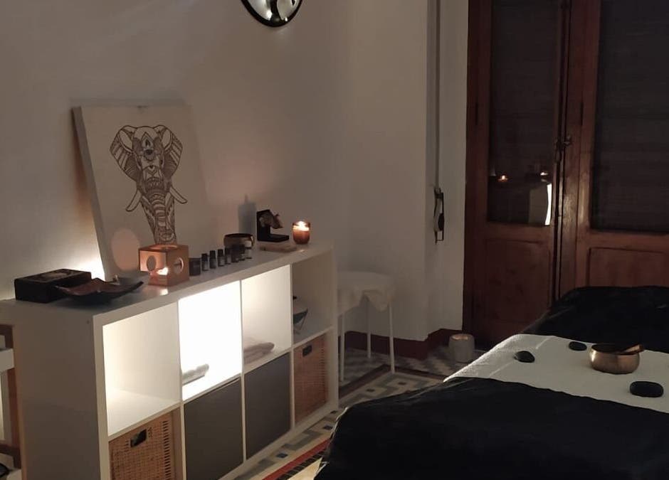 Interior de Quiara - Quiromasaje Y Thai Massage en València, Comunidad Valenciana, ES, mostrando una sala de masaje.