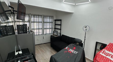 Interior moderno del Leyton Barber Studio en Arroyo Seco, Santa Fe, AR con sillón y equipo de barbería.