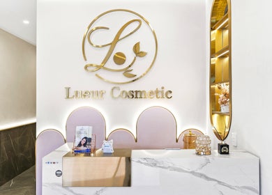 Lueur Clinic reception area in North Willoughby, New South Wales with sophisticated decor and golden accents.