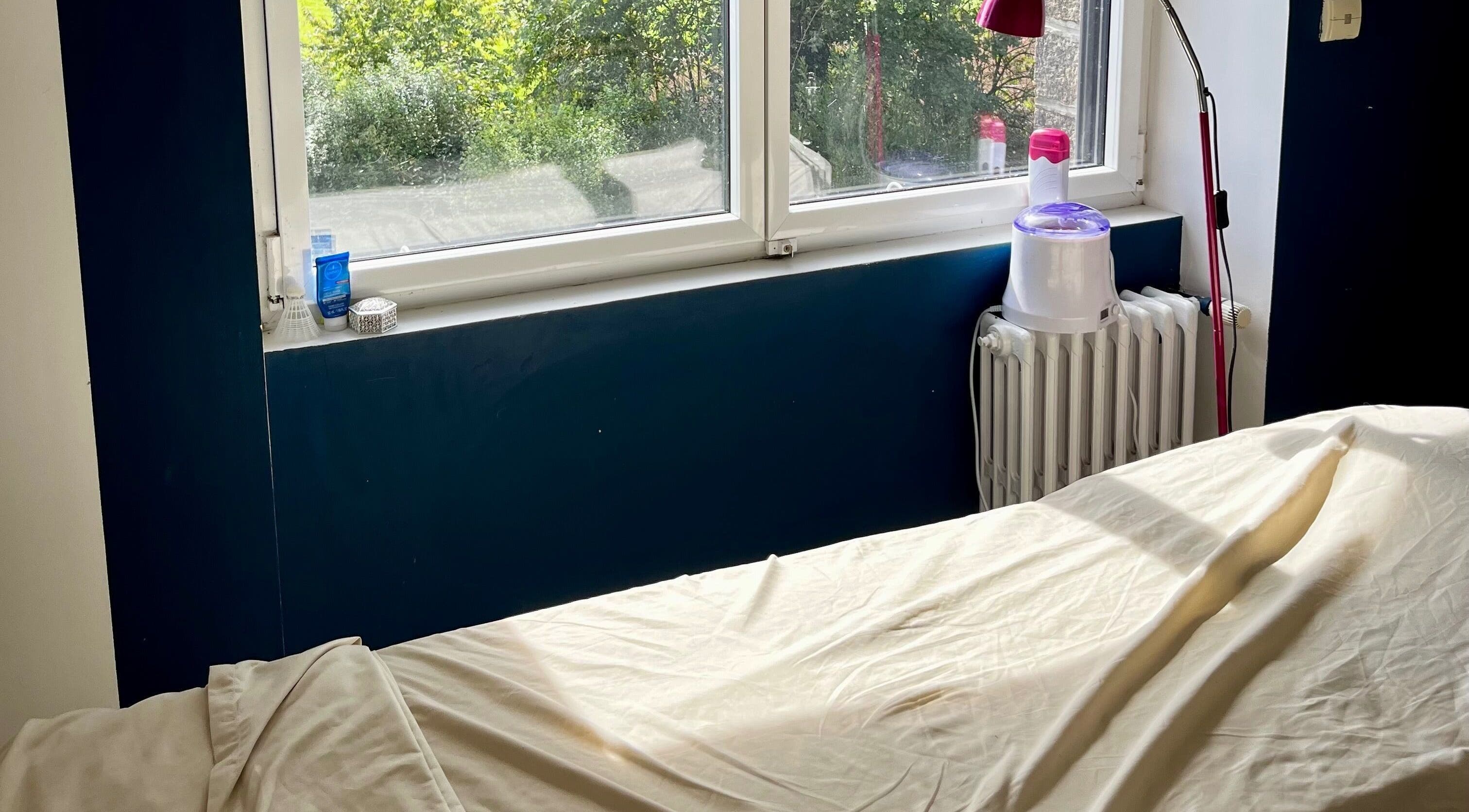 Espace détente avec lit chez Lash B You à Quistinic, Bretagne, FR.