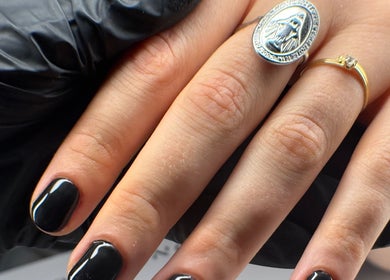 Manucure noire élégante avec médaillon à NailsMélina, Le Bouscat, Nouvelle-Aquitaine, FR.