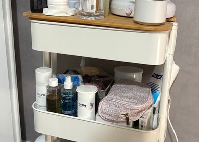 Produits de beauté sur étagère chez NailsMélina à Le Bouscat, Nouvelle-Aquitaine, FR.