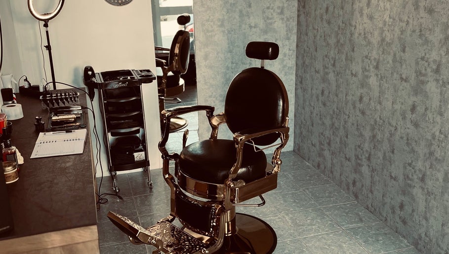 Interior sofisticado do Barbershopfábioalves em Ferreira, Porto, PT com cadeira de barbeiro vintage.