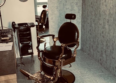 Interior sofisticado do Barbershopfábioalves em Ferreira, Porto, PT com cadeira de barbeiro vintage.