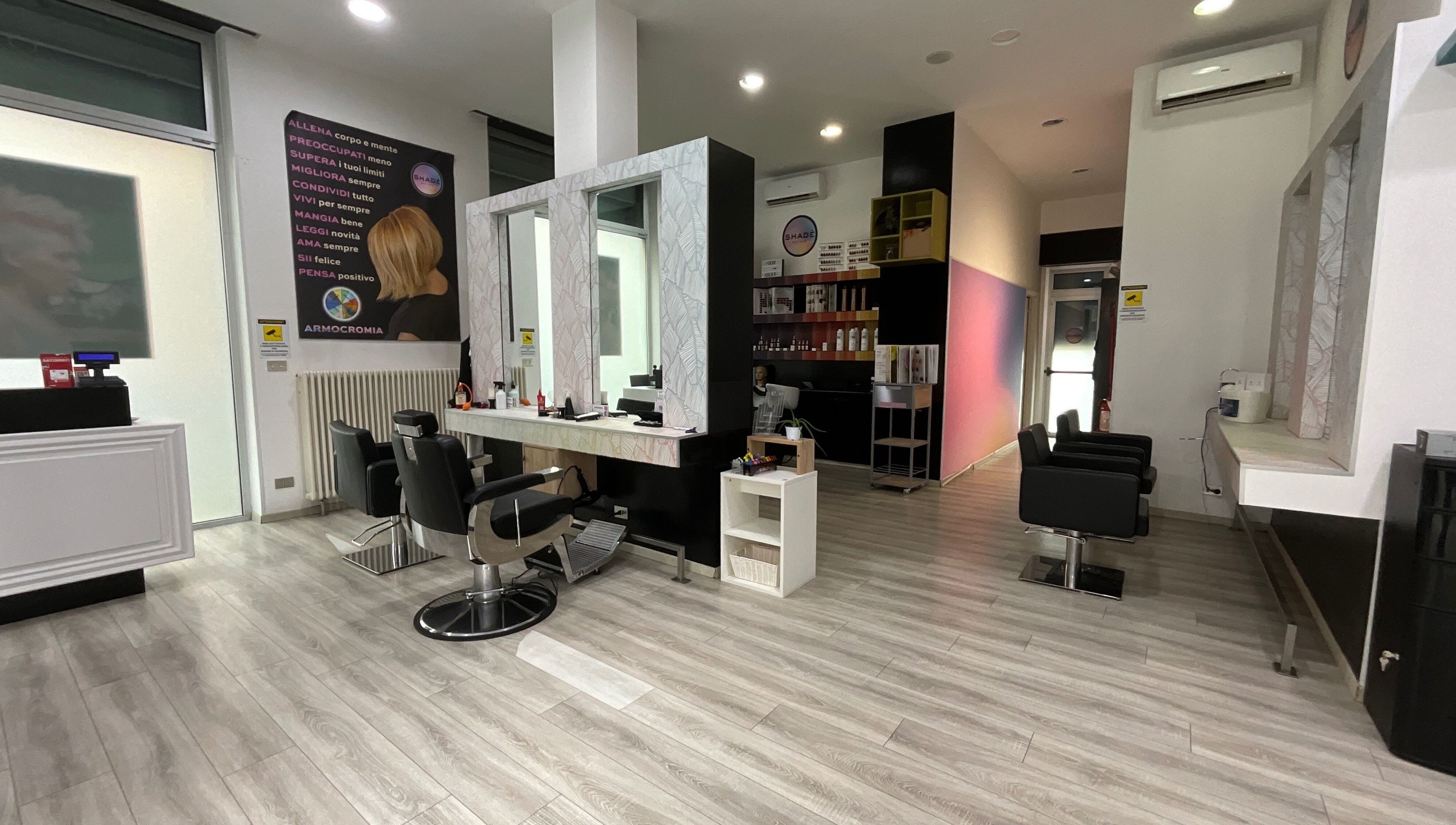 Sophisticated beauty salon interior at Yesid Parra in Moncalieri, Piemonte, IT, featuring modern styling chairs.