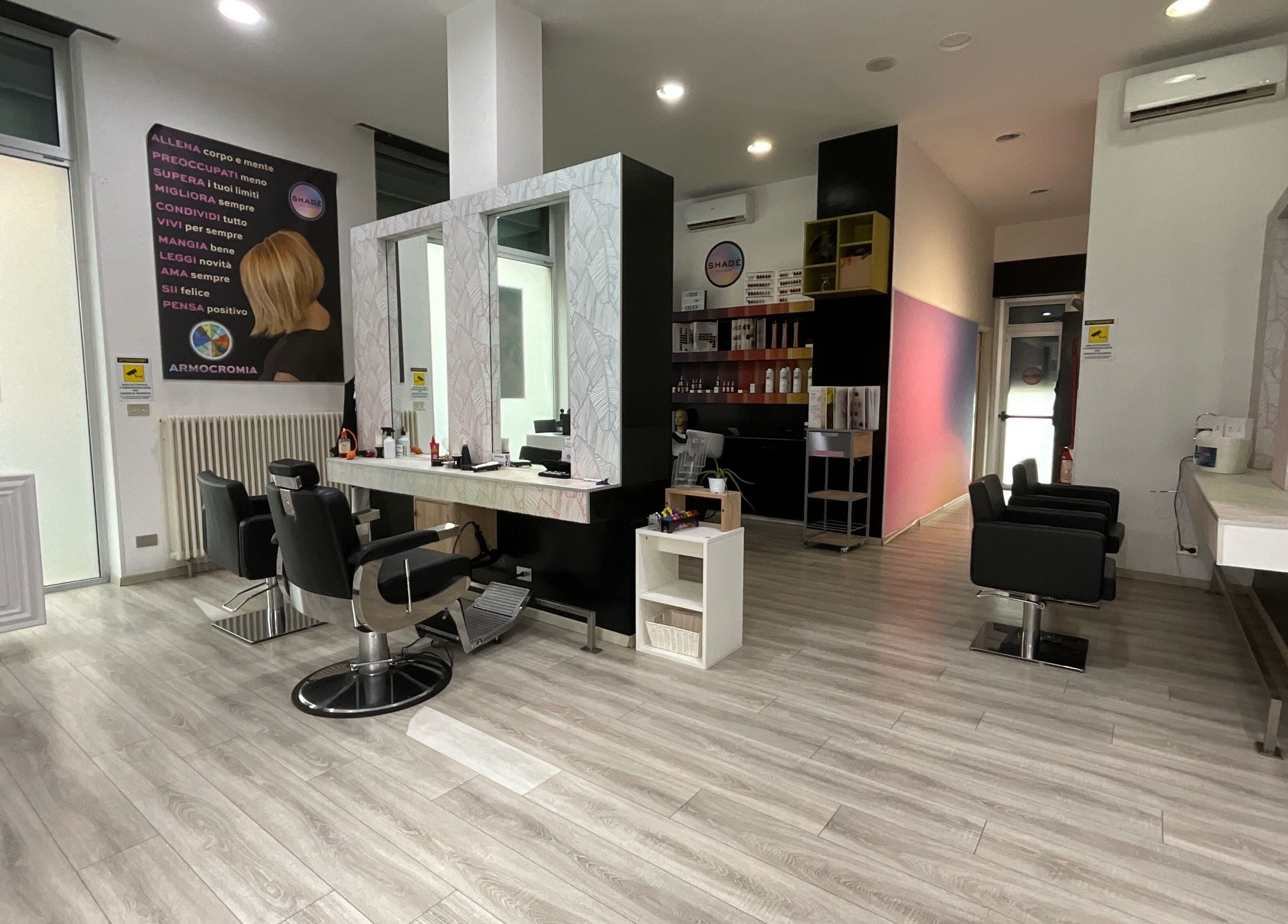 Sophisticated beauty salon interior at Yesid Parra in Moncalieri, Piemonte, IT, featuring modern styling chairs.
