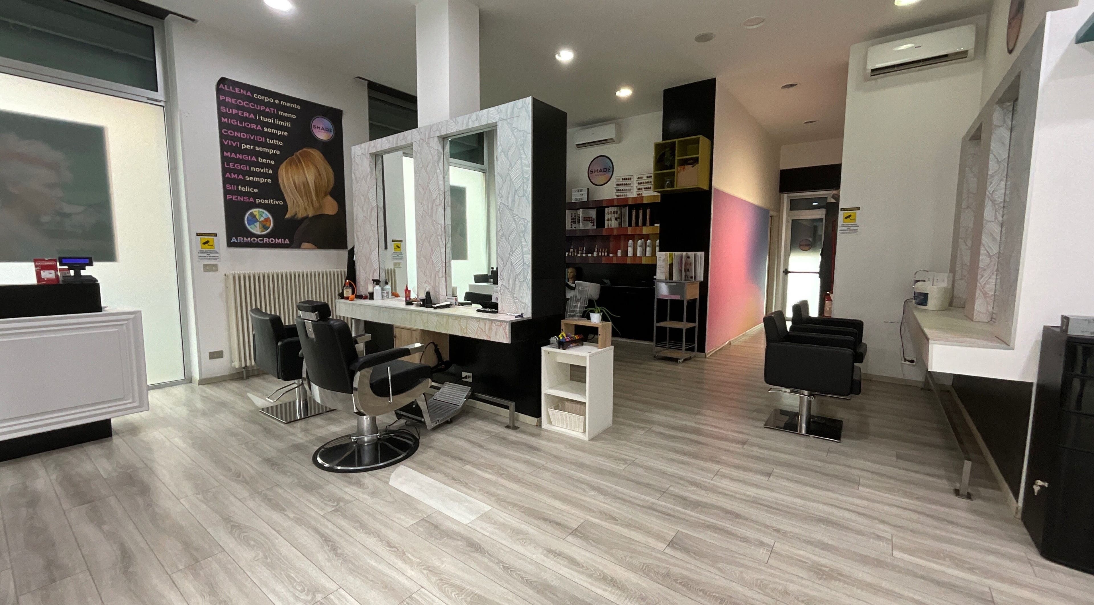 Sophisticated beauty salon interior at Yesid Parra in Moncalieri, Piemonte, IT, featuring modern styling chairs.