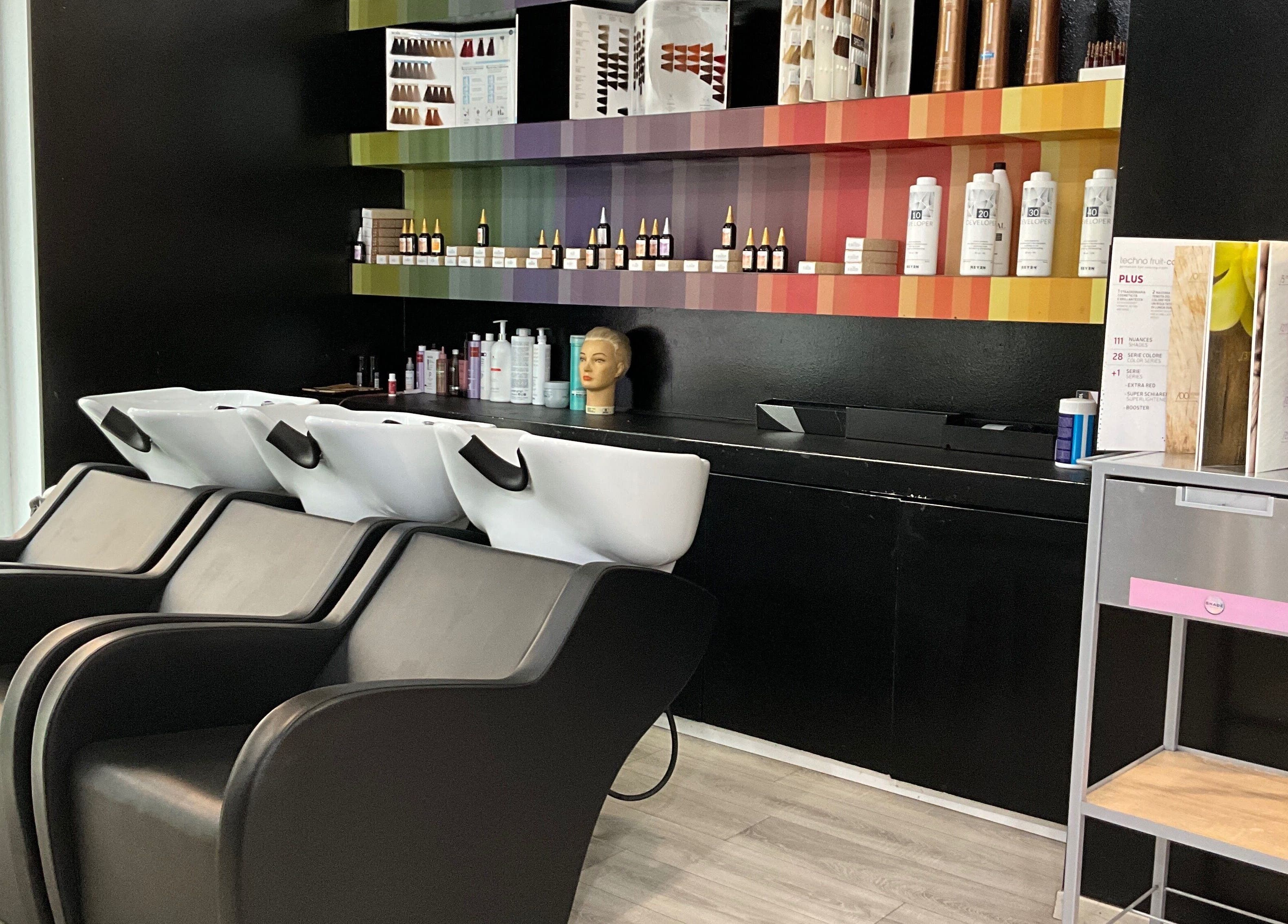 Elegant hair wash stations at Yesid Parra, Moncalieri, Piemonte, IT salon.